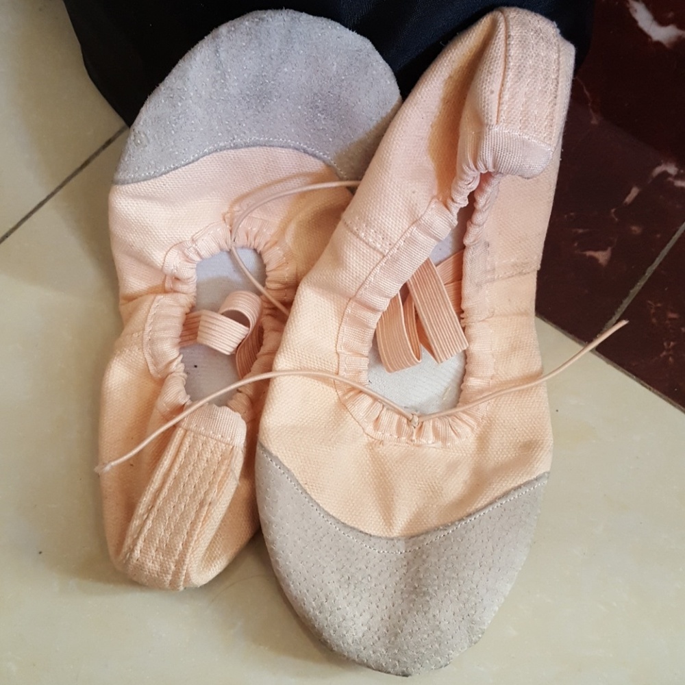 Slippers - Picture 1 of 3